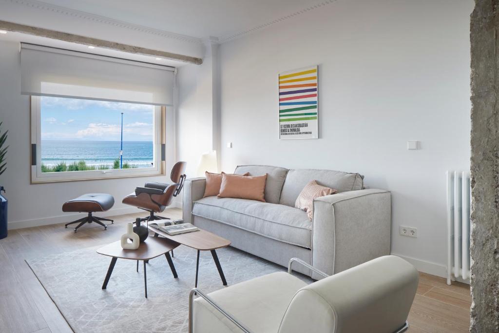 sala de estar con sofá y mesa en Zinemaldi Suite by FeelFree Rentals, en San Sebastián