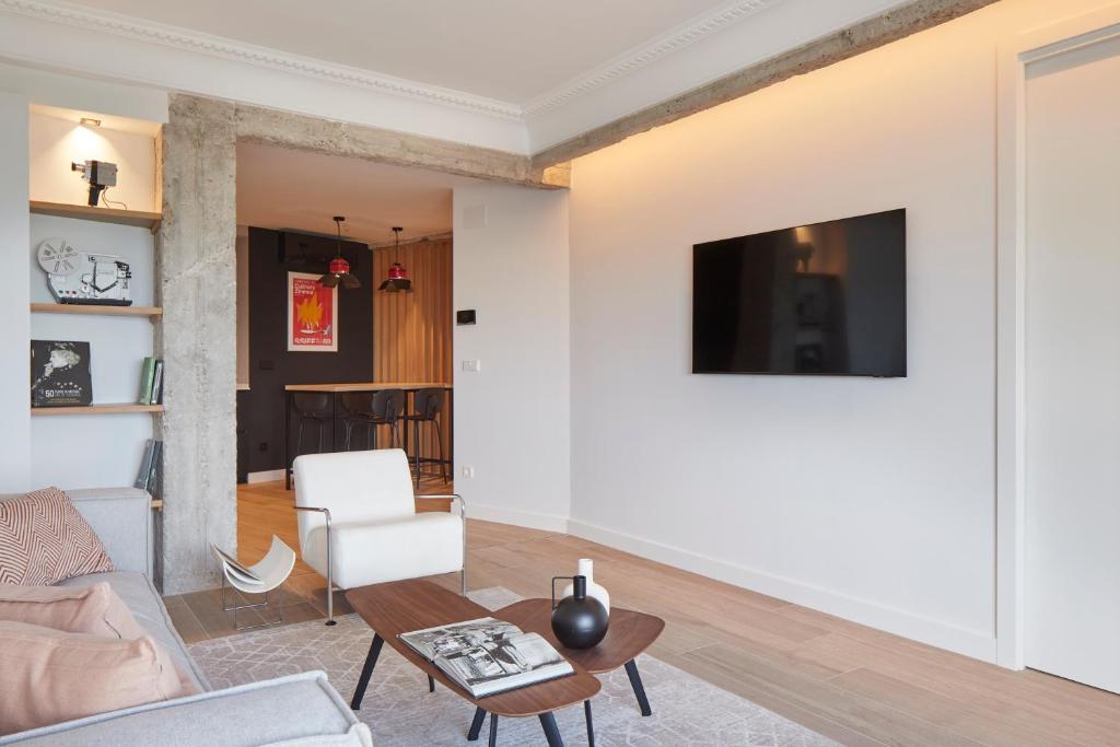 Televízia a/alebo spoločenská miestnosť v ubytovaní Zinemaldi Suite by FeelFree Rentals