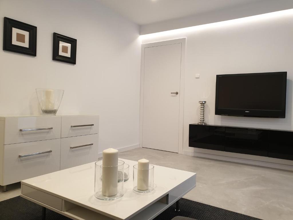 Televízia a/alebo spoločenská miestnosť v ubytovaní Apartament pod Jaworzyną
