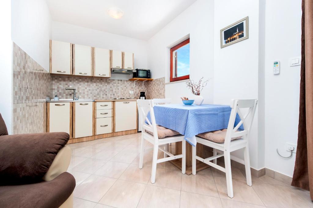 Kuchyň nebo kuchyňský kout v ubytování Apartments Vinko