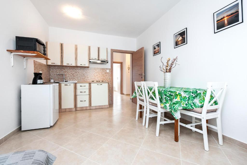 Kuchyň nebo kuchyňský kout v ubytování Apartments Vinko