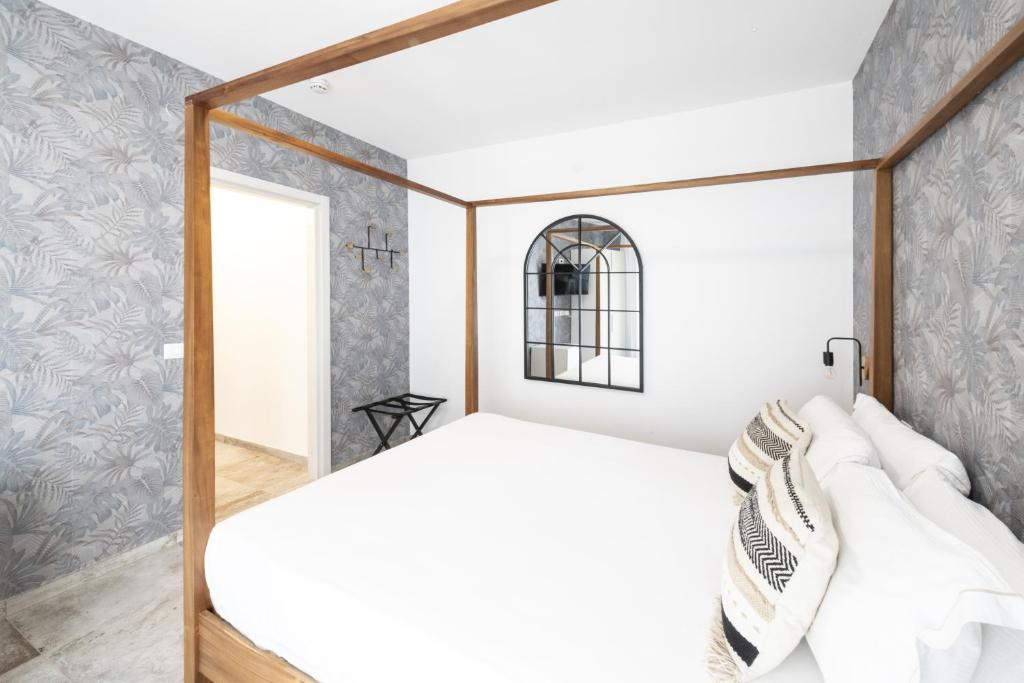 Hotel Brennero في فيرونا: غرفة نوم بسرير ومرآة
