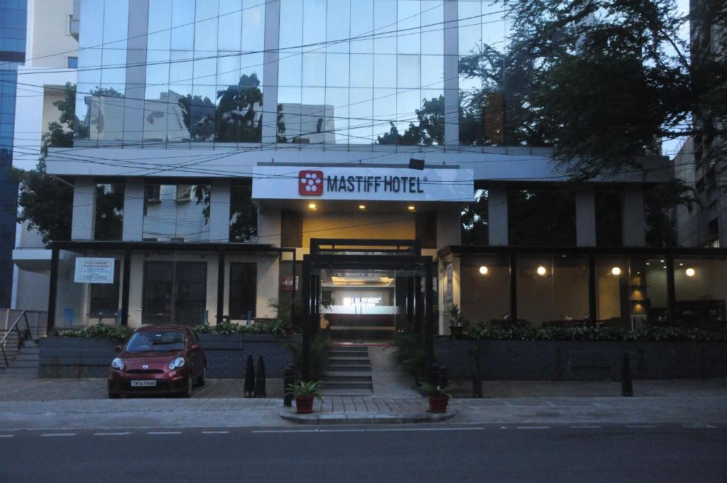 ein Gebäude mit einem davor geparkt in der Unterkunft Mastiff Infantry Bengaluru in Bangalore