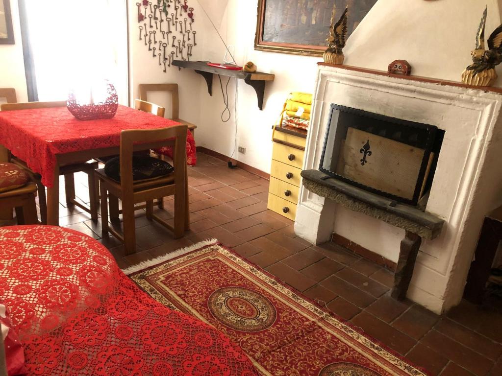 uma sala de estar com uma mesa e uma lareira em La Casa della Volpe em Collimento