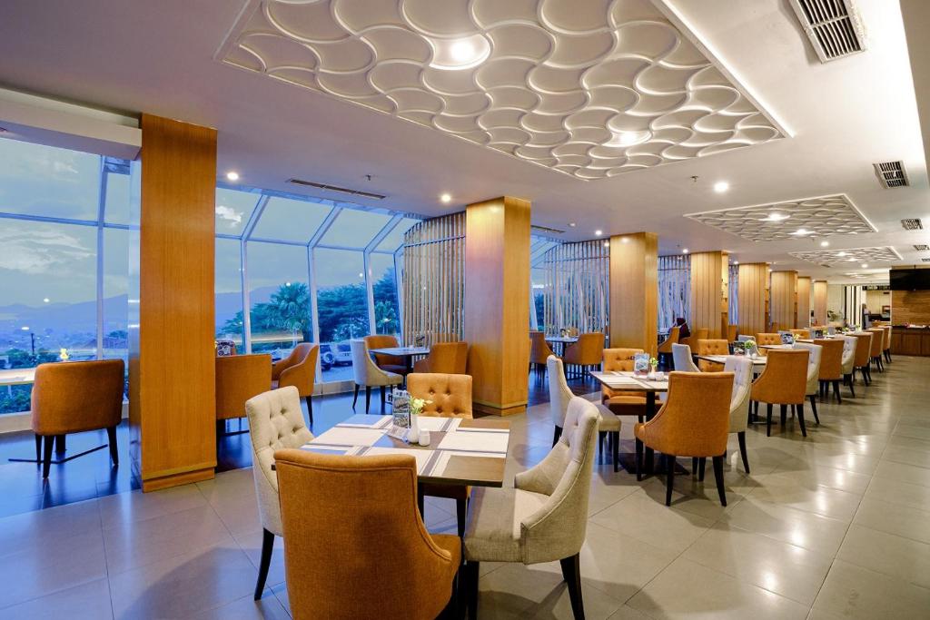 Restaurace v ubytování Emersia Hotel and Resort