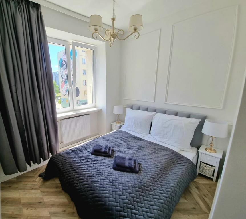 1 dormitorio con 1 cama con 2 almohadas en Sun and holidays apartament Abrahama, en Gdynia