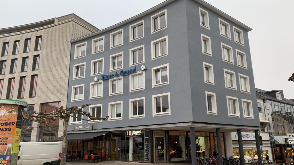 a large gray building on a city street at Waffel Cafe HOSTEL Monteurwohnung Ferienwohnung in Kassel