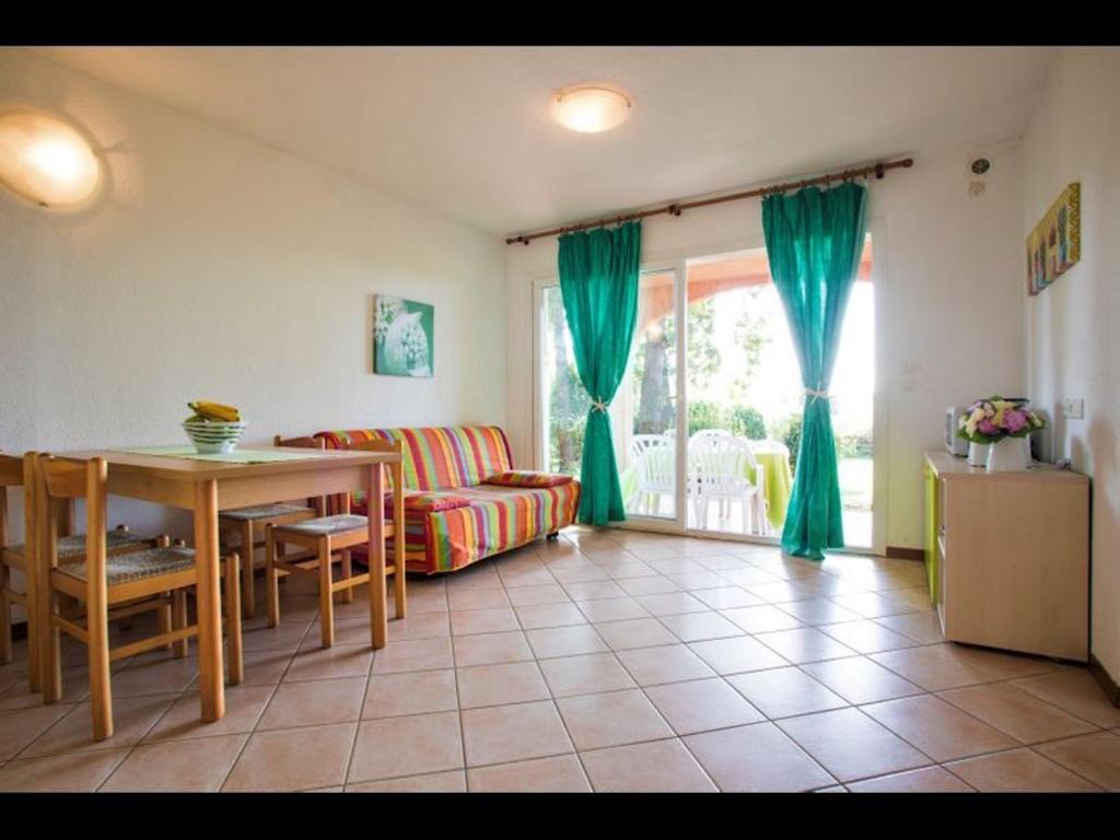 un salon avec un canapé et une table dans l'établissement Marina Corsa Res 4 rooms apartment 2 bathrooms 150 m from the sea Ghisonaccia, à Ghisonaccia
