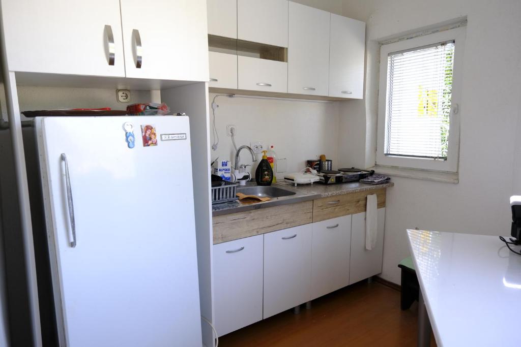 Kuchyň nebo kuchyňský kout v ubytování Apartments Surban
