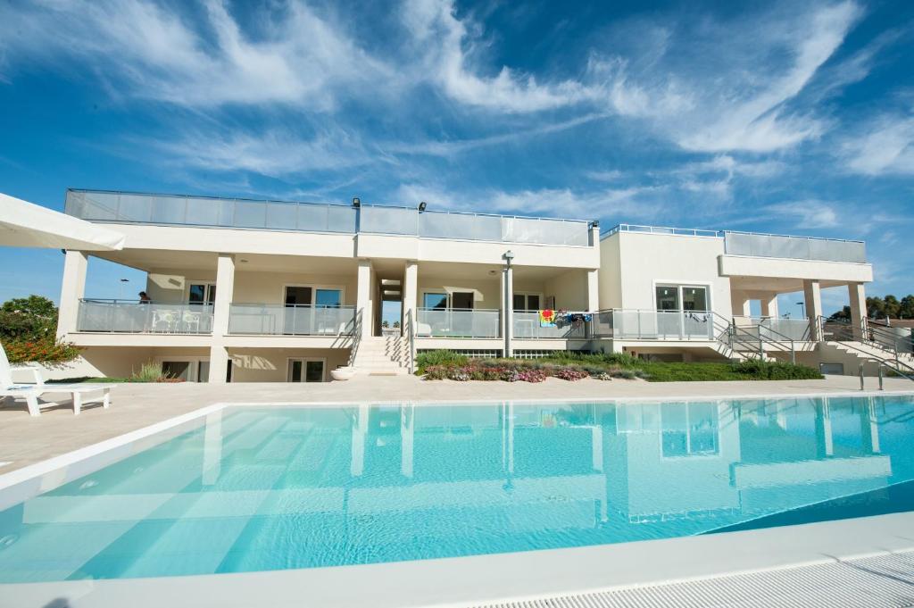 Bazén v ubytování Appartamenti Giglio di Mare nebo v jeho okolí