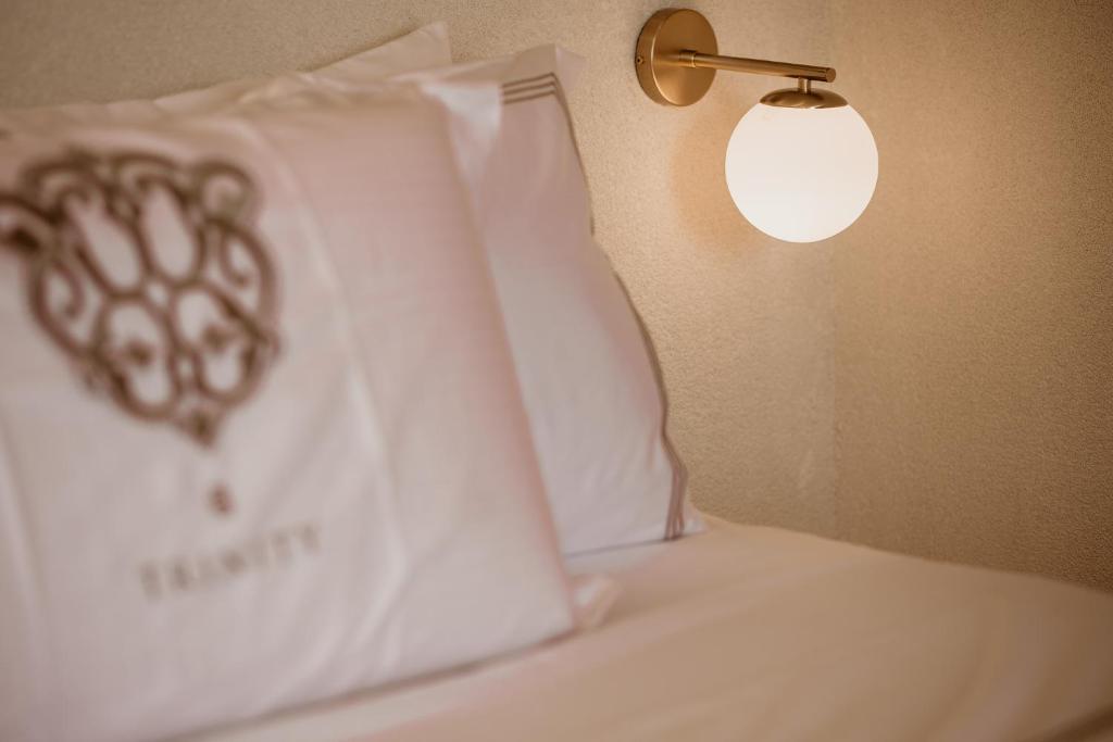 Postel nebo postele na pokoji v ubytování Trinity Suites Ammouliani Hospitality