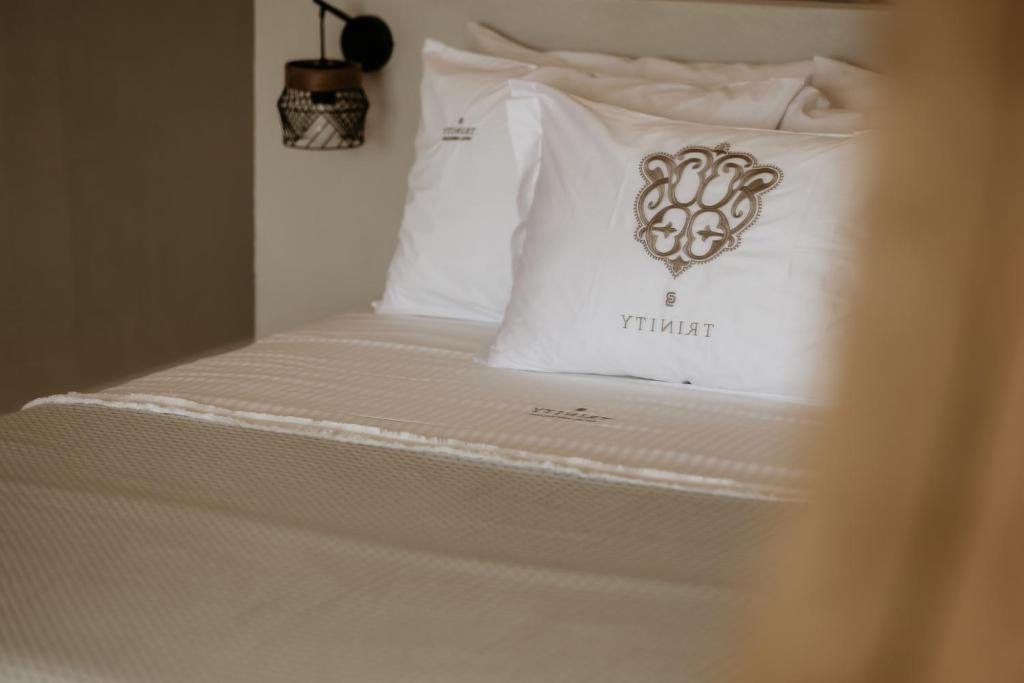 Postel nebo postele na pokoji v ubytování Trinity Suites Ammouliani Hospitality
