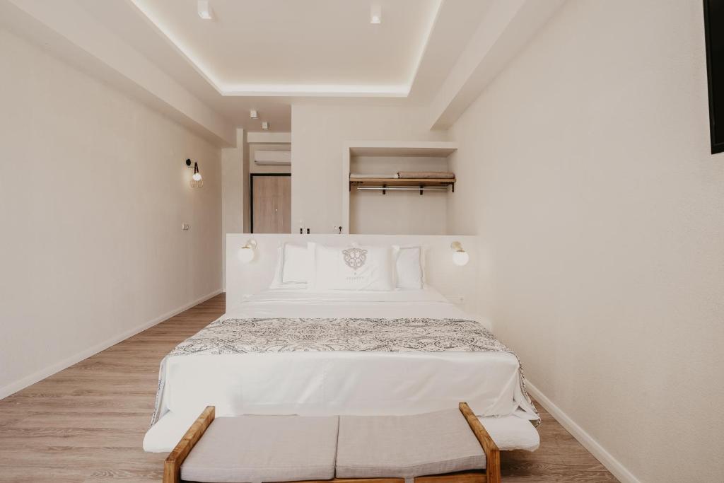 Postel nebo postele na pokoji v ubytování Trinity Suites Ammouliani Hospitality