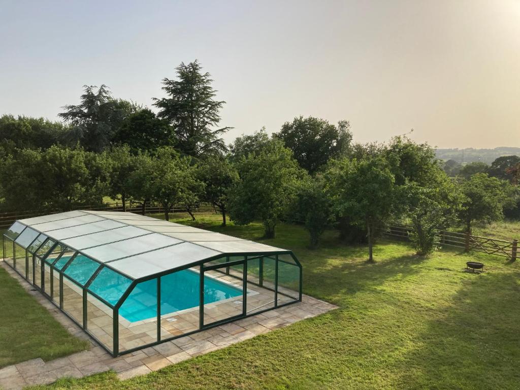 Vista de la piscina de Large House On Farm With Own Heated Pool, As Seen On BBC TV o d'una piscina que hi ha a prop