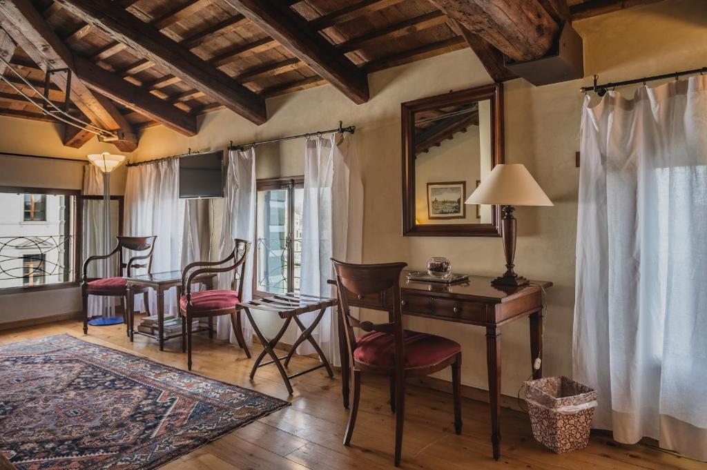 A seating area at Le Camere di Palazzo Bortolan