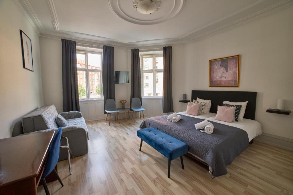 Hotel Amager في كوبنهاغن: غرفة نوم بسرير كبير وطاولة وكراسي