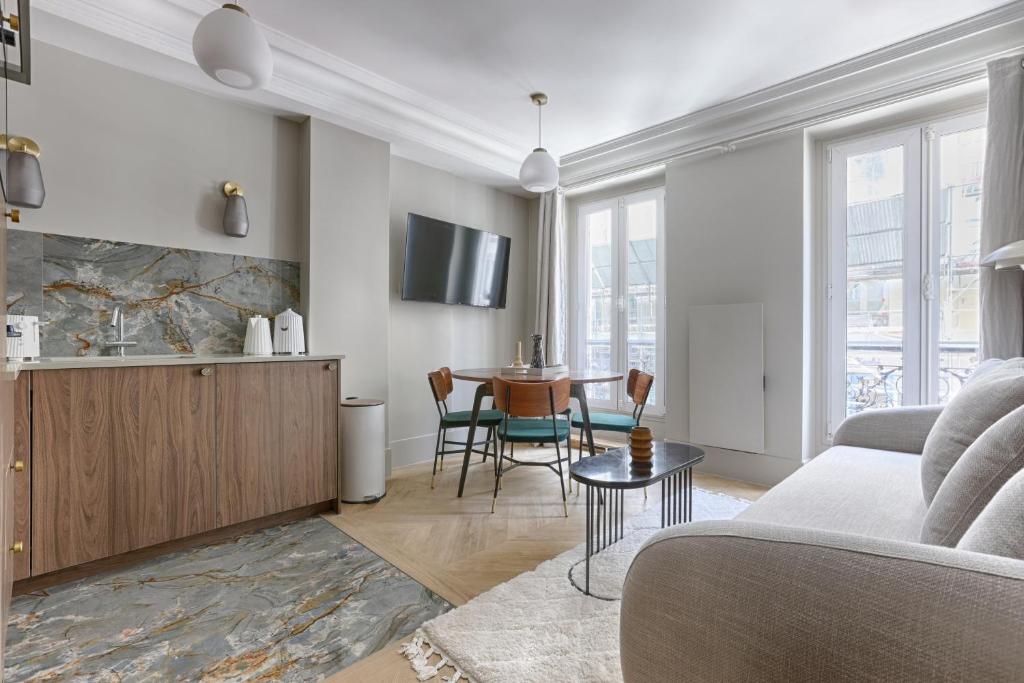 un salon avec un canapé et une table dans l'établissement Unique Luxury Parisian flat 2BR/6P -Champs Elysées, à Paris