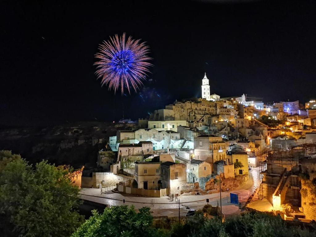 un espectáculo de fuegos artificiales sobre una ciudad por la noche en Residence I Due Fratelli, en Matera