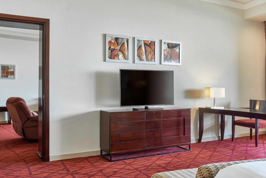 A television and/or entertainment centre at Radisson Blu Hotel & Convention Center, Alexandria