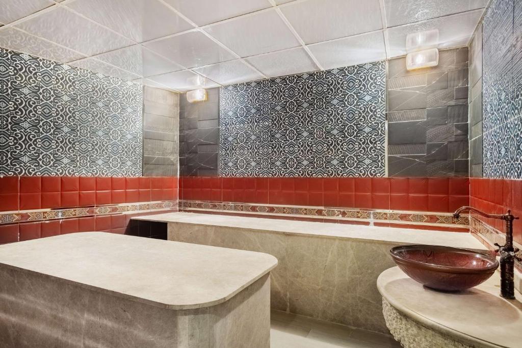 A bathroom at Radisson Blu Hotel & Convention Center, Alexandria