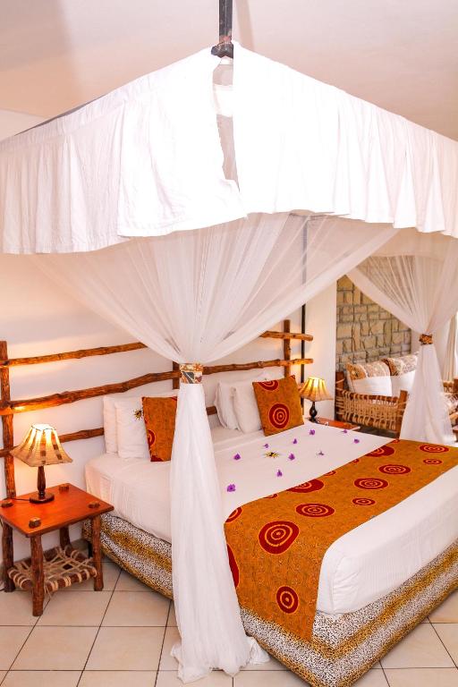 Postel nebo postele na pokoji v ubytování Kahama Hotel Mombasa