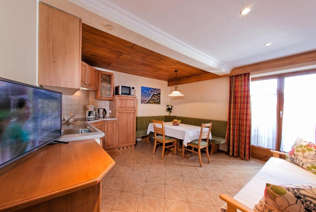 TV a/nebo společenská místnost v ubytování Chalet Tschallener