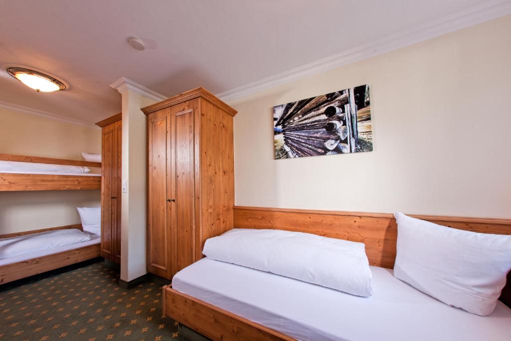 Postel nebo postele na pokoji v ubytování Chalet Tschallener
