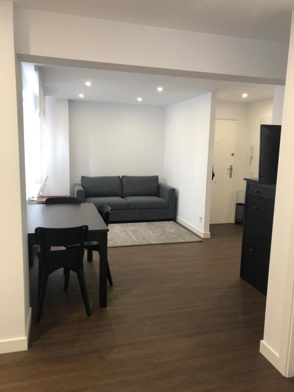 ein Wohnzimmer mit einem Sofa und einem Tisch in der Unterkunft Apartamento Santander in Santander
