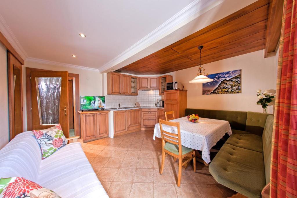 Kuchyň nebo kuchyňský kout v ubytování Chalet Tschallener