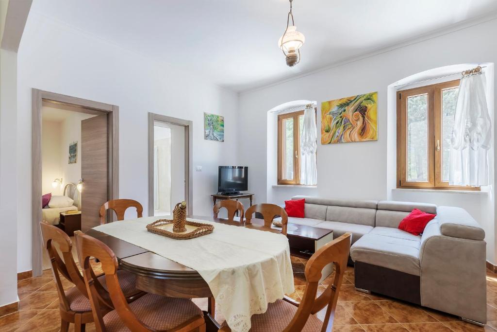 Televízia a/alebo spoločenská miestnosť v ubytovaní House Katuri 1059