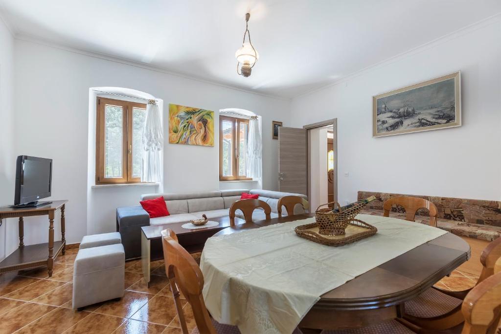 Televízia a/alebo spoločenská miestnosť v ubytovaní House Katuri 1059