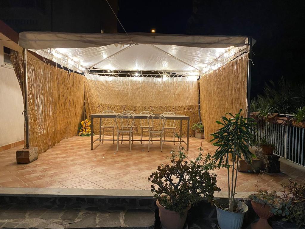 patio ze stołem i krzesłami w namiocie w obiekcie La Rosa - Home Relax w Agropoli