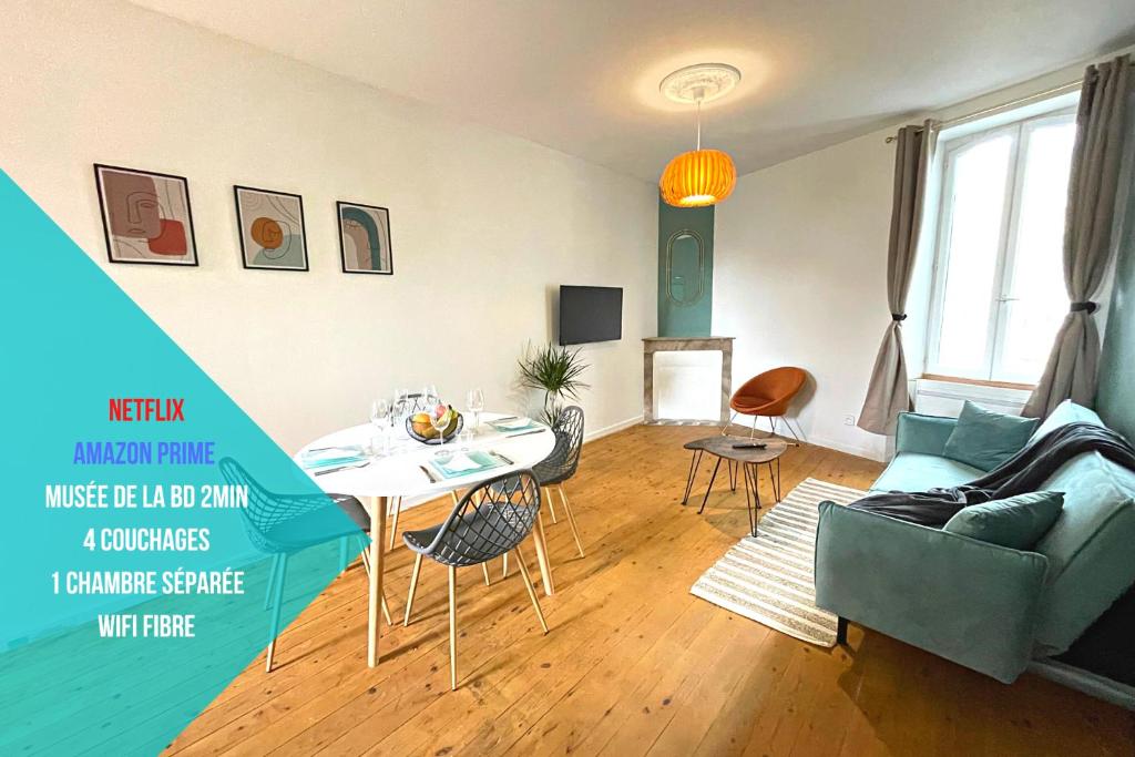 salon ze stołem i kanapą w obiekcie LE LOTUS BLEU - WIFI - NETFLIX w mieście Angoulême