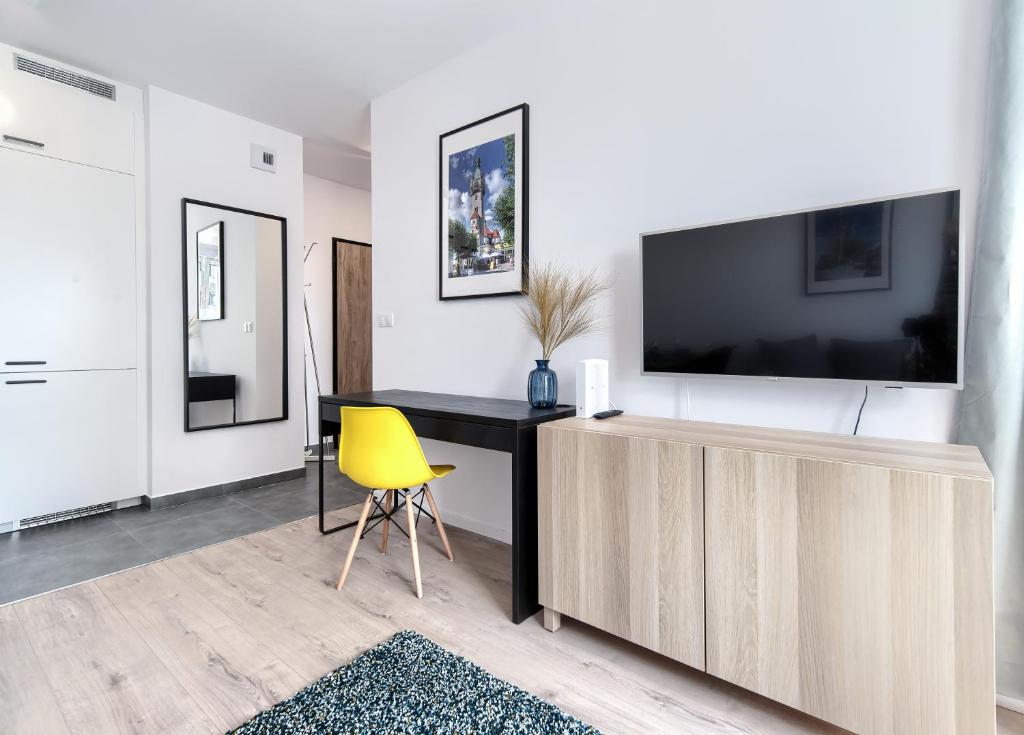 Telewizja i/lub zestaw kina domowego w obiekcie Apartament 12. Piętro - ACCO RENT