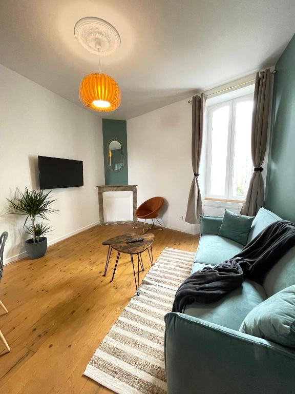 Telewizja i/lub zestaw kina domowego w obiekcie LE LOTUS BLEU - WIFI - NETFLIX
