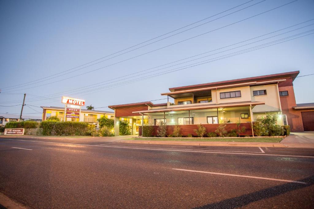 een lege straat voor een gebouw bij Spinifex Motel and Serviced Apartments in Mount Isa