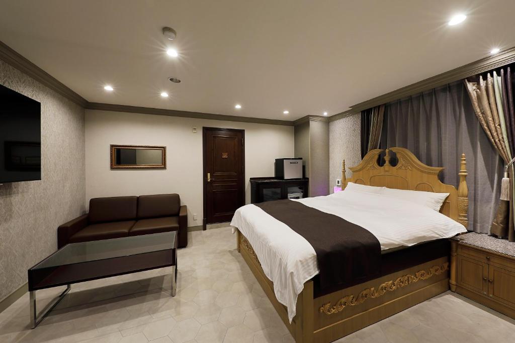 Postel nebo postele na pokoji v ubytování ホテルバースデー岐阜西店 HOTEL Birthday GifuWest