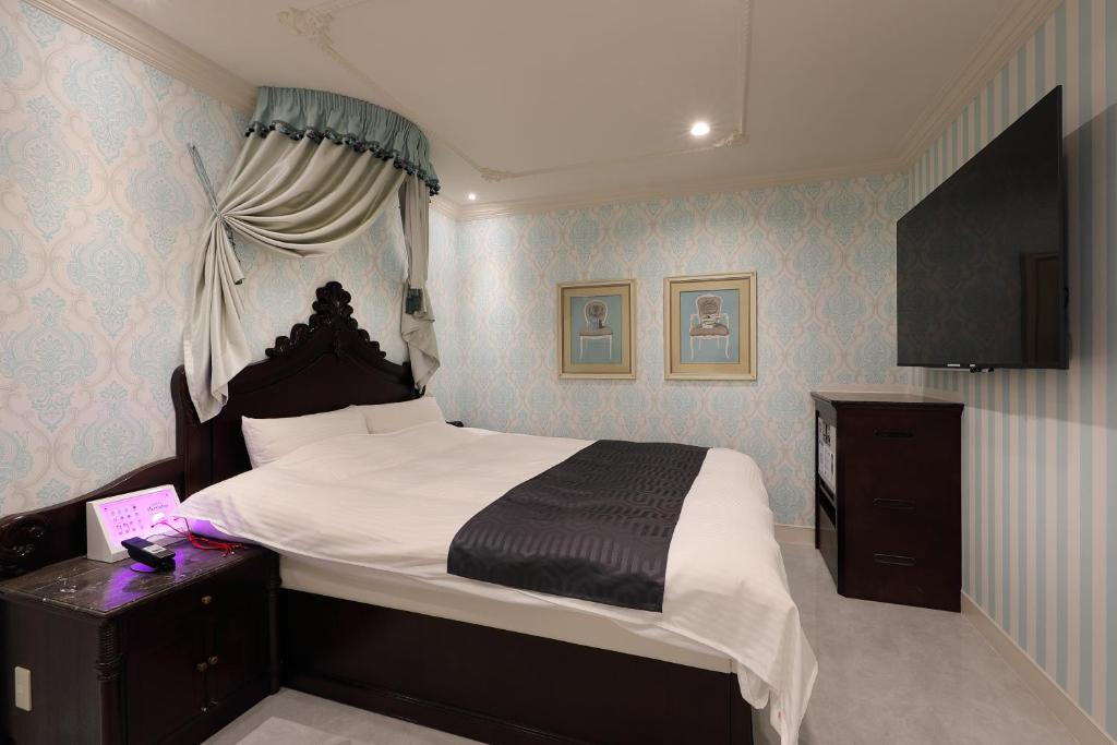 Postel nebo postele na pokoji v ubytování ホテルバースデー岐阜西店 HOTEL Birthday GifuWest