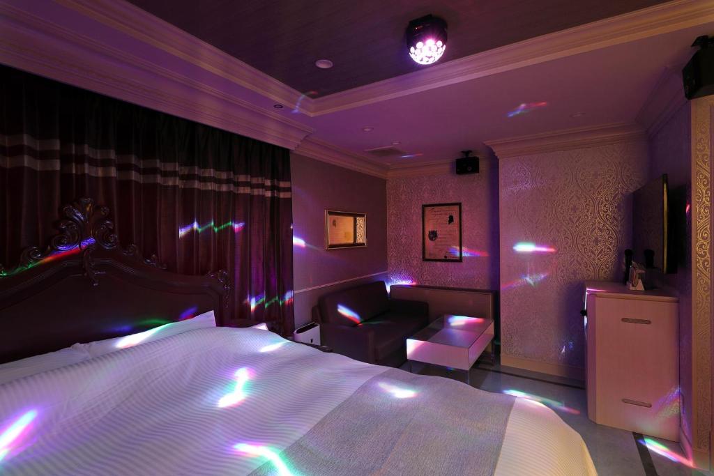 Postel nebo postele na pokoji v ubytování ホテルバースデー岐阜西店 HOTEL Birthday GifuWest