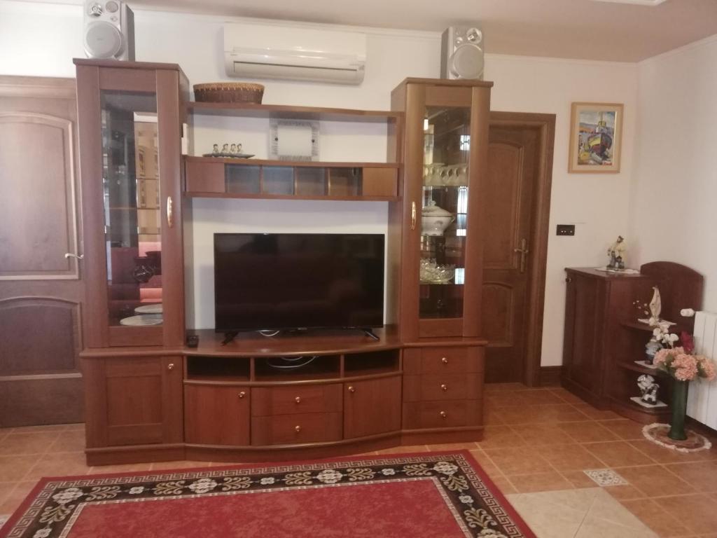 Televízia a/alebo spoločenská miestnosť v ubytovaní Apartment Noa Opatija