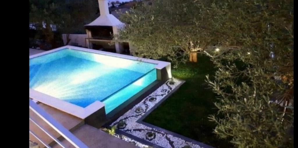 una vista aérea de una piscina en un patio en Vila Ivka Gardens, en Klek