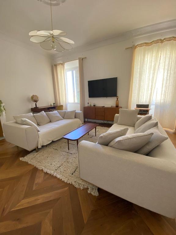 Televízia a/alebo spoločenská miestnosť v ubytovaní Appartement de maître T3 80m2 en plein centre.