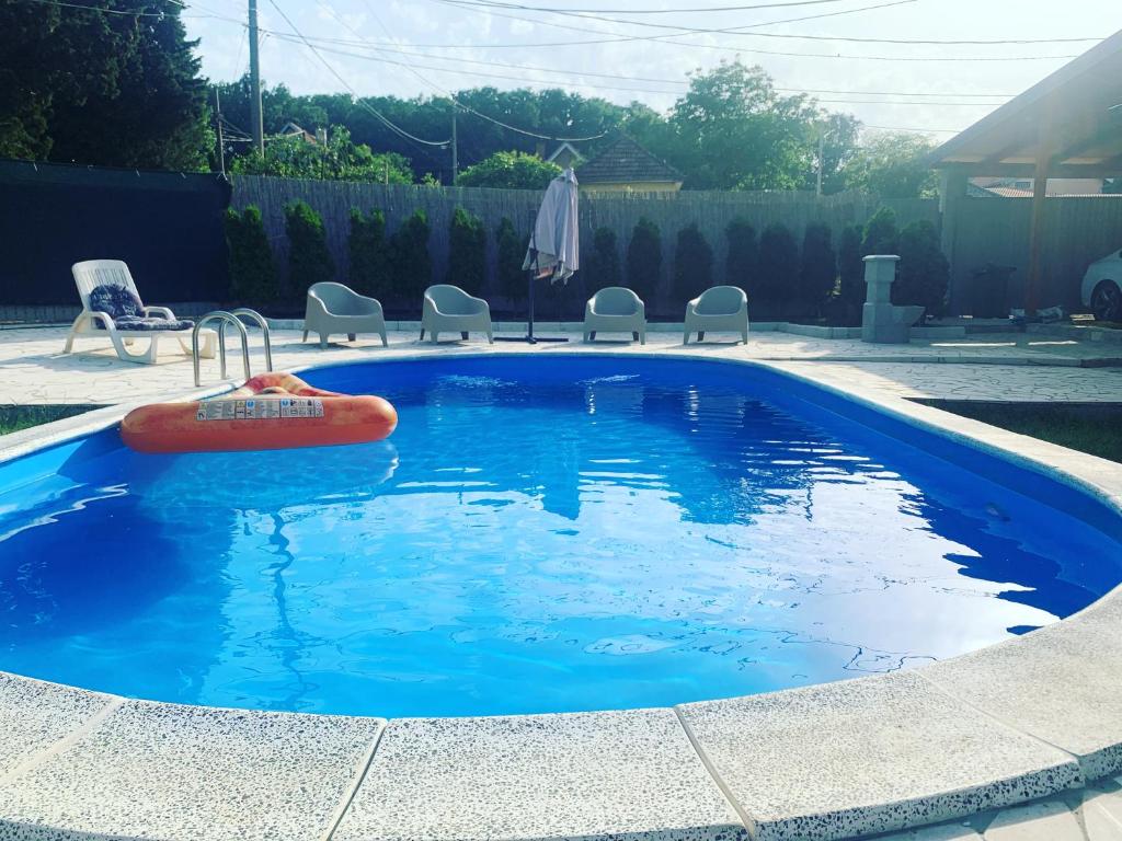 Bazén v ubytování Mika’s Poolhouse nebo v jeho okolí