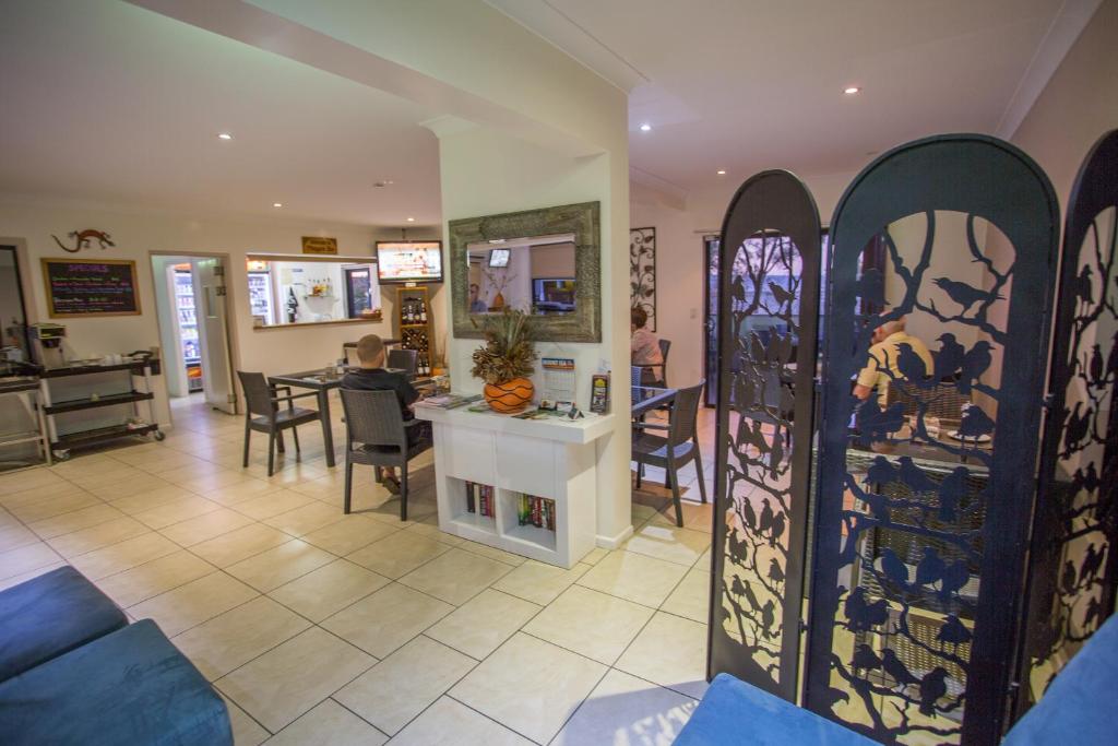Posezení v ubytování Spinifex Motel and Serviced Apartments