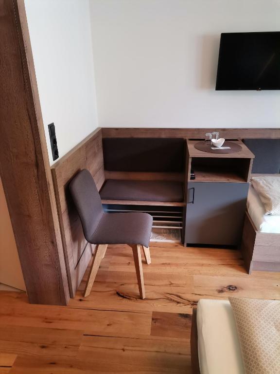 Televízia a/alebo spoločenská miestnosť v ubytovaní Haus Tuklar