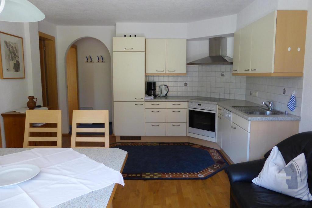 Kuchyňa alebo kuchynka v ubytovaní Haus Tuklar