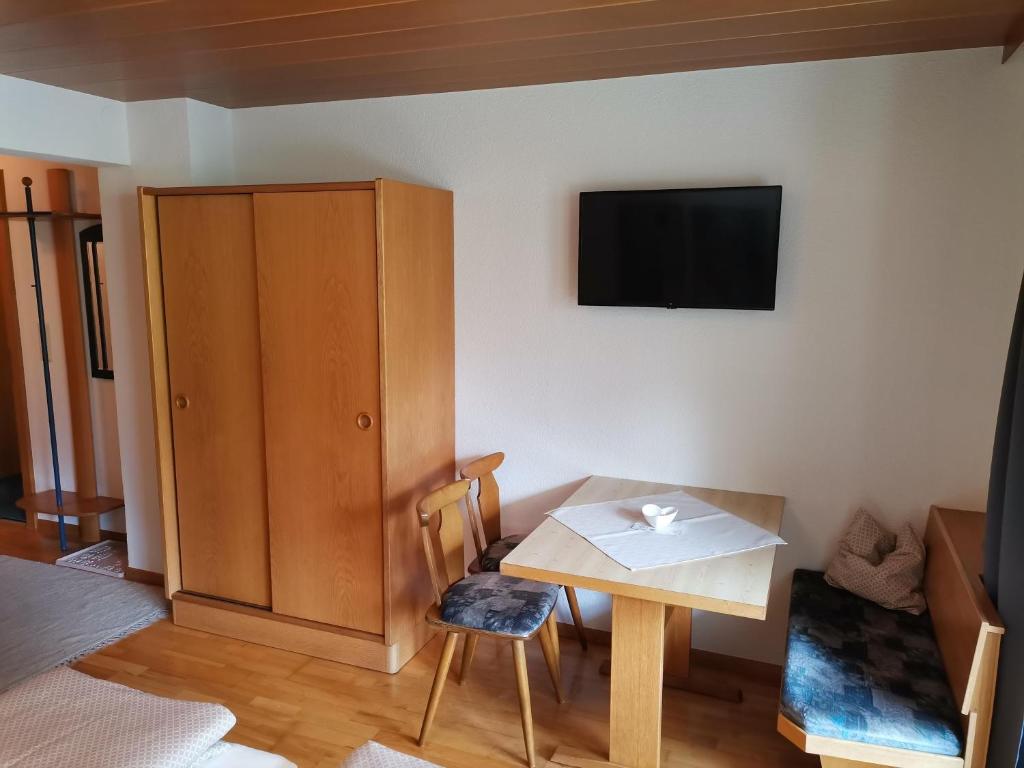 Televízia a/alebo spoločenská miestnosť v ubytovaní Haus Tuklar