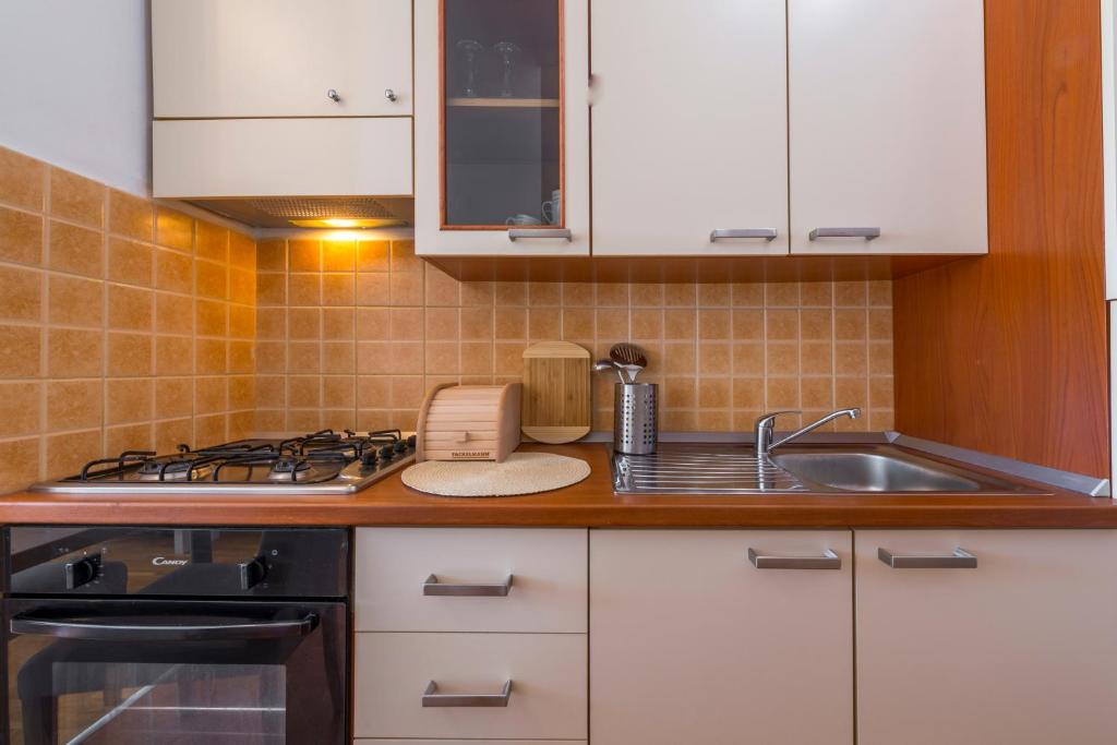 Kuchyňa alebo kuchynka v ubytovaní Fortuna apartment
