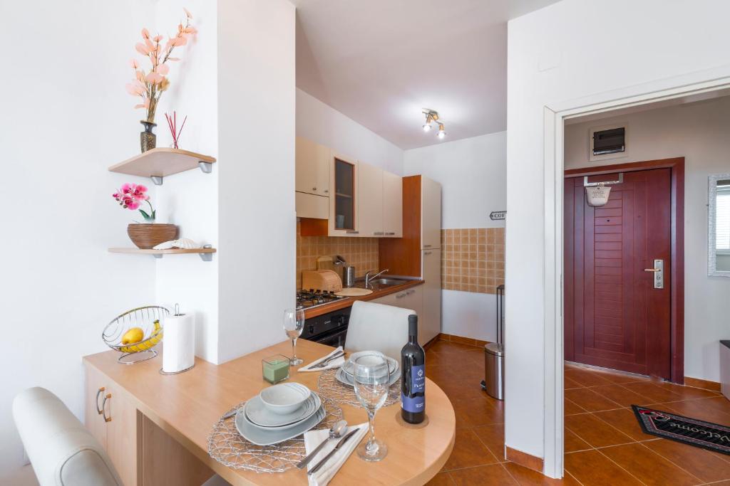 Kuchyňa alebo kuchynka v ubytovaní Fortuna apartment