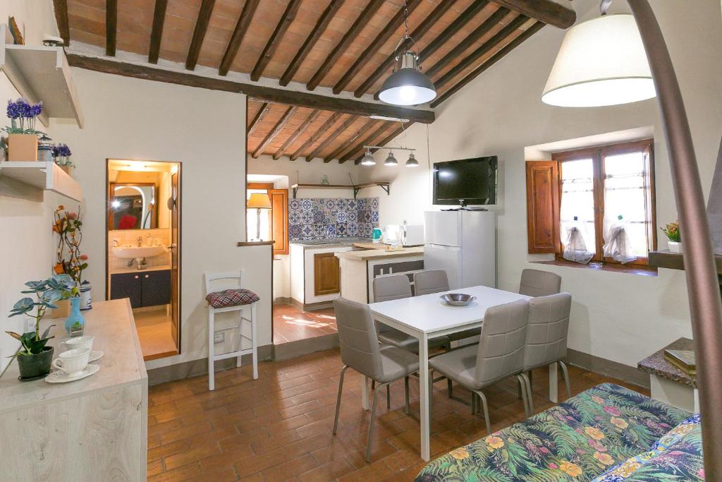 eine Küche und ein Esszimmer mit einem Tisch und Stühlen in der Unterkunft La Casina di Gigliola in Bibbona